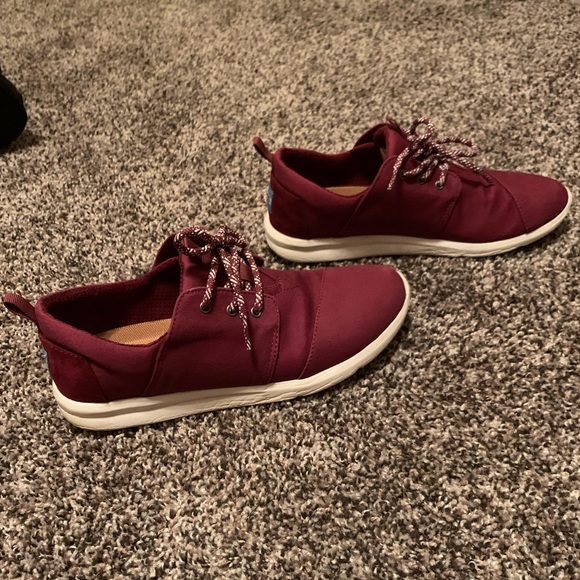 TOMS size 9 tennis shoes - Picture 1 of 2